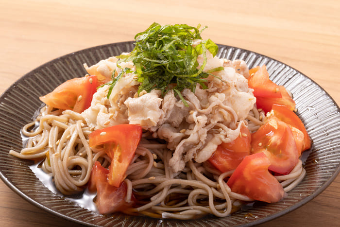 トマトと肉が乗っている蕎麦