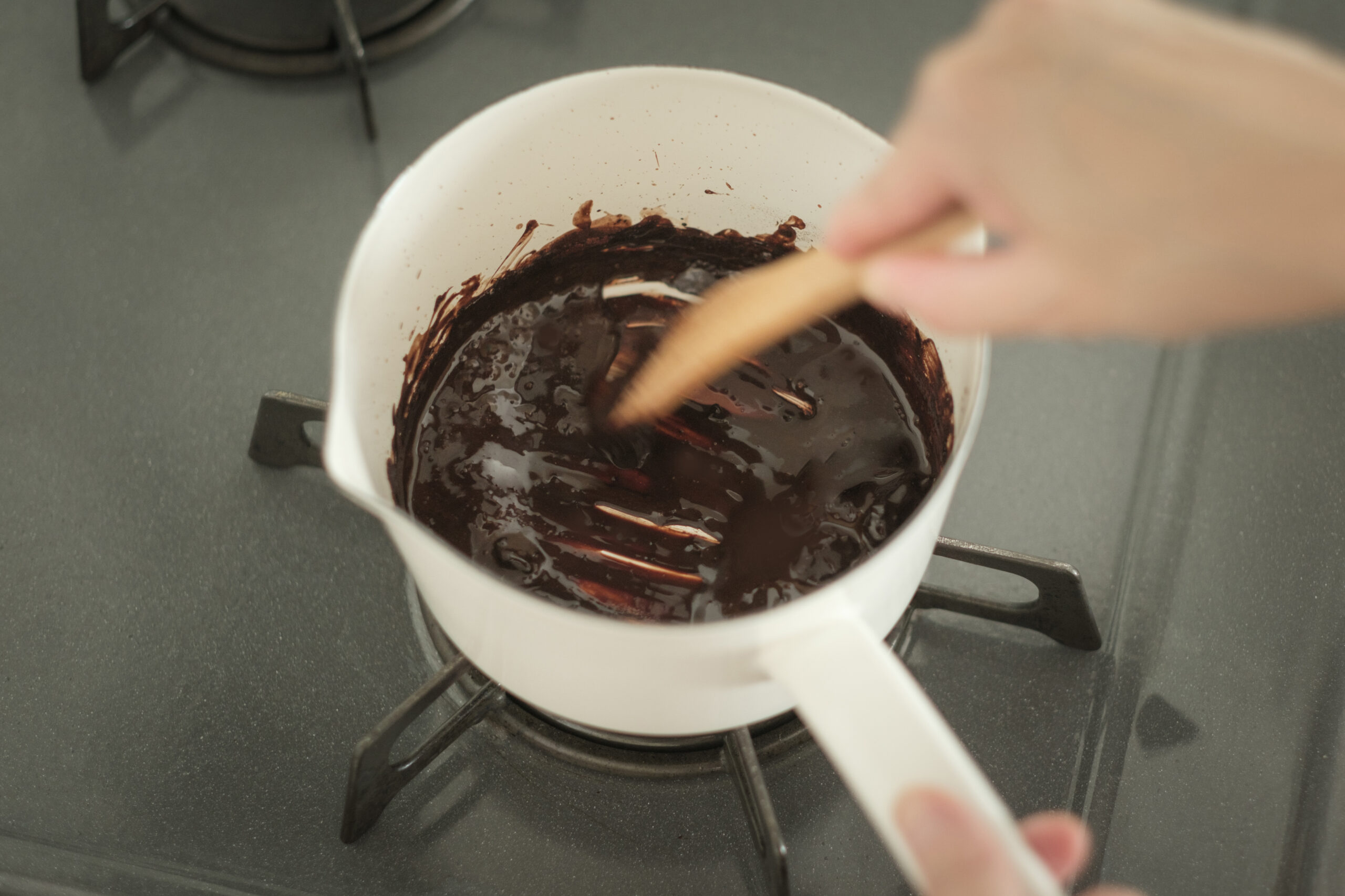 チョコレートのような艶が出てきたら、牛乳を大さじ2程度加えて練り混ぜる