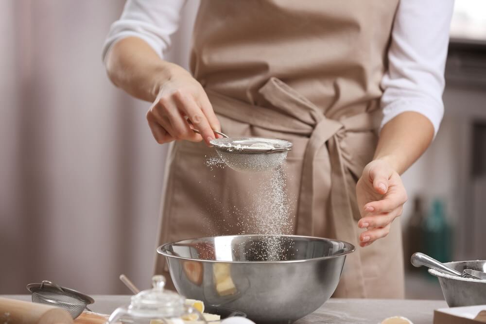 お菓子を作っている様子