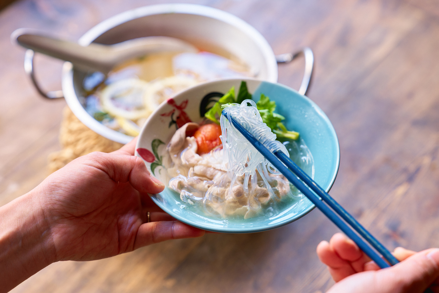 小皿によそって食事をする様子