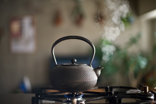 湯気が出ている南部鉄器