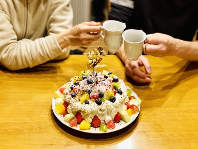 ケーキを前にグラスで乾杯している様子