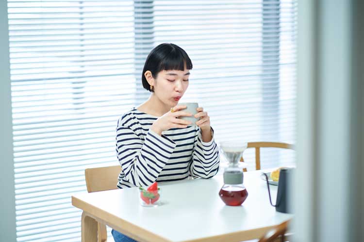 ドリンクを飲む女性