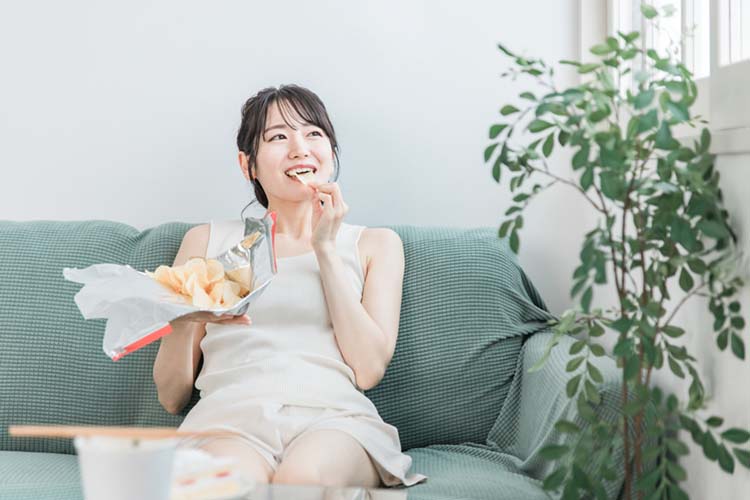 お菓子を食べる女性