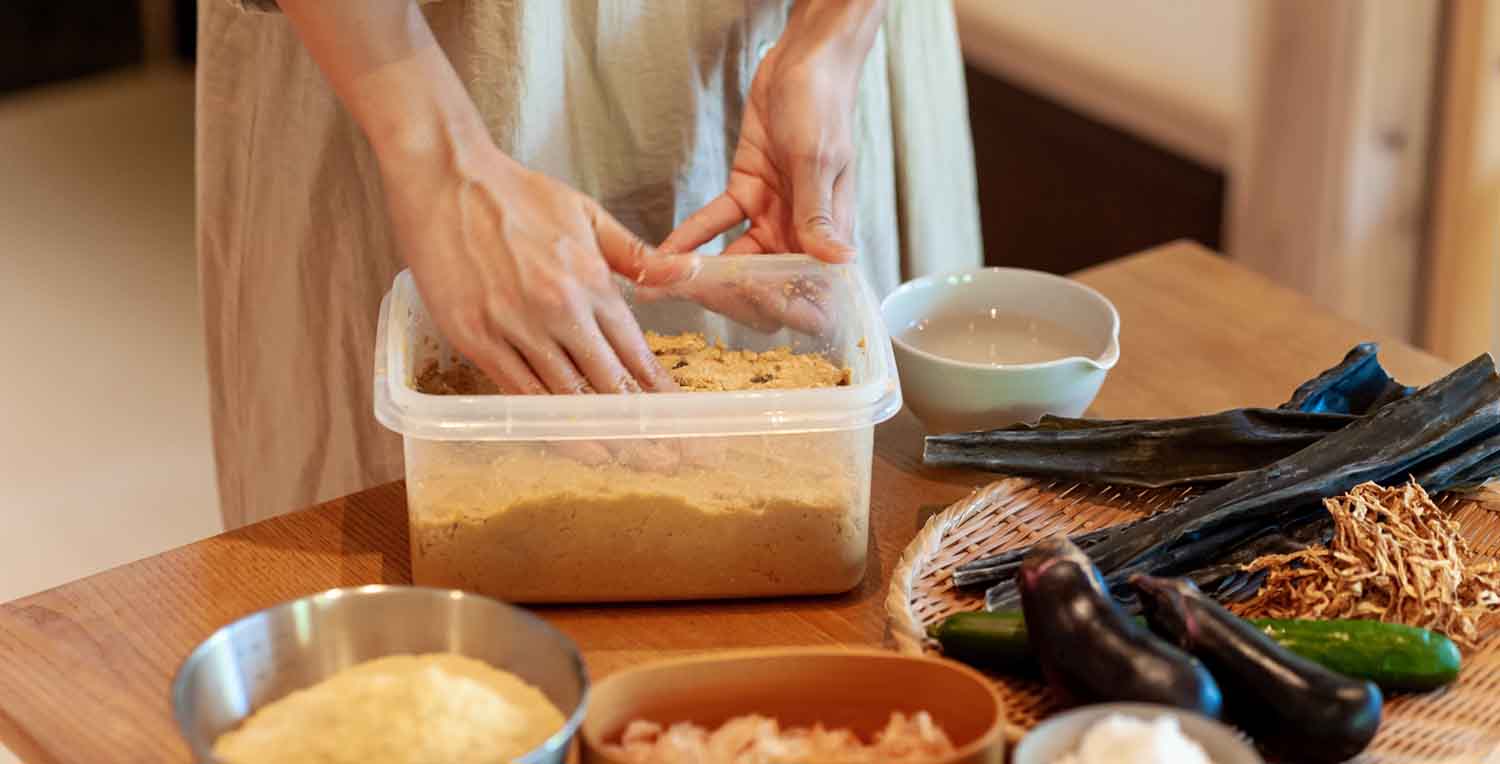 キッチンでぬか床を作る様子