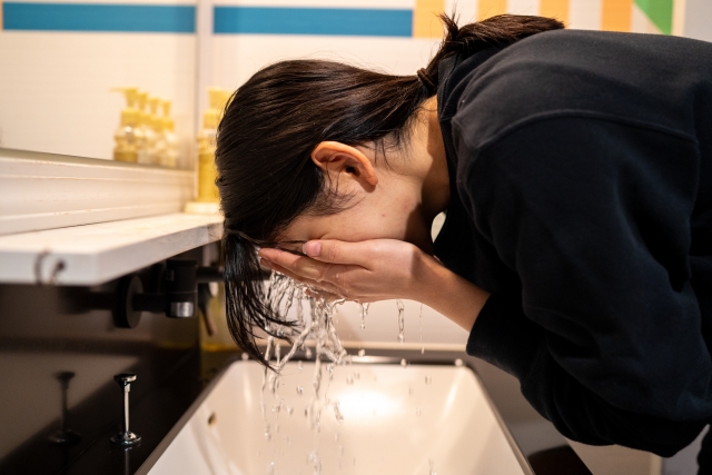 顔を洗う女性