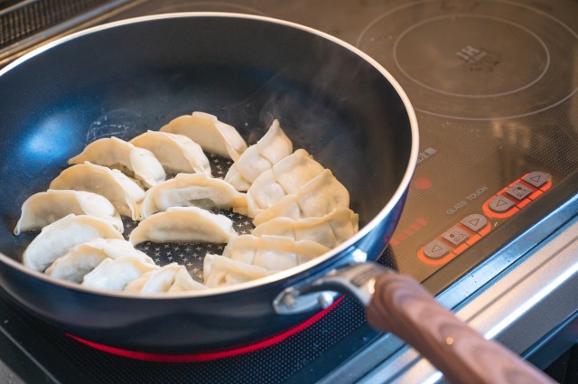 フライパンで餃子を焼く