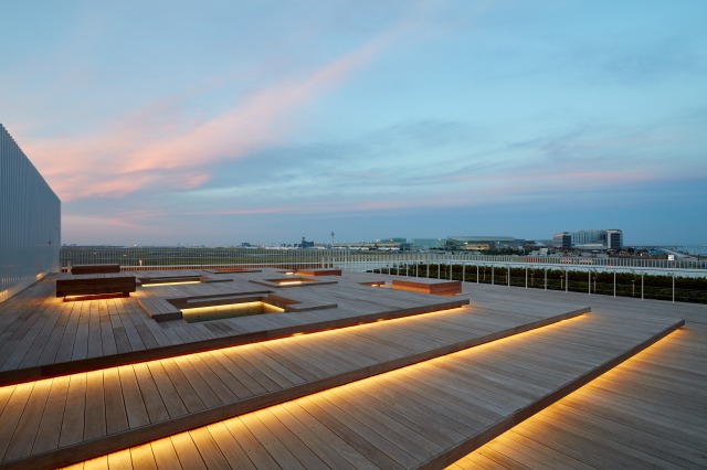 HANEDA INNOVATION CITYの足湯スカイデッキ　夜景