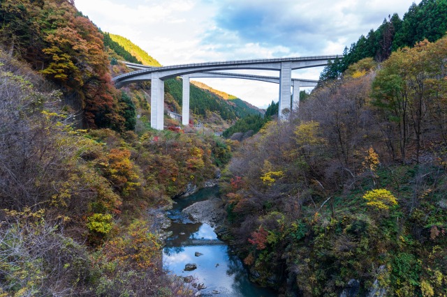 滝沢ダム　140号ループ橋と紅葉