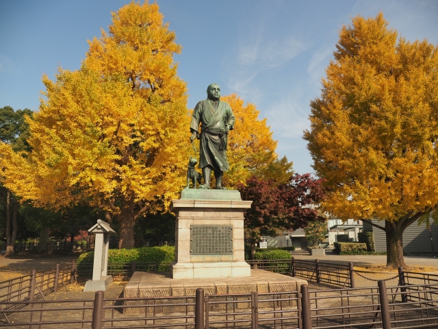 紅葉と、上野恩賜公園の西郷隆盛像