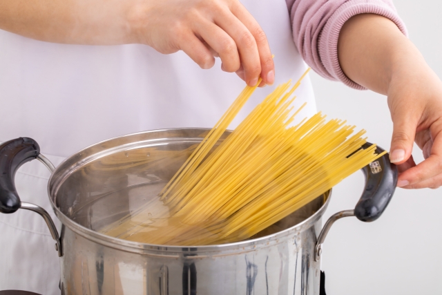 パスタを茹でる