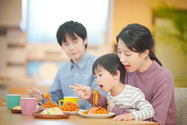 ナポリタンを楽しく食べている家族