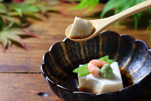 海老とわさびが乗った胡麻豆腐