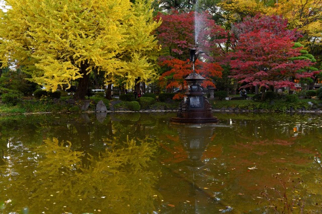 秋の日比谷公園　雲形池の鶴の噴水