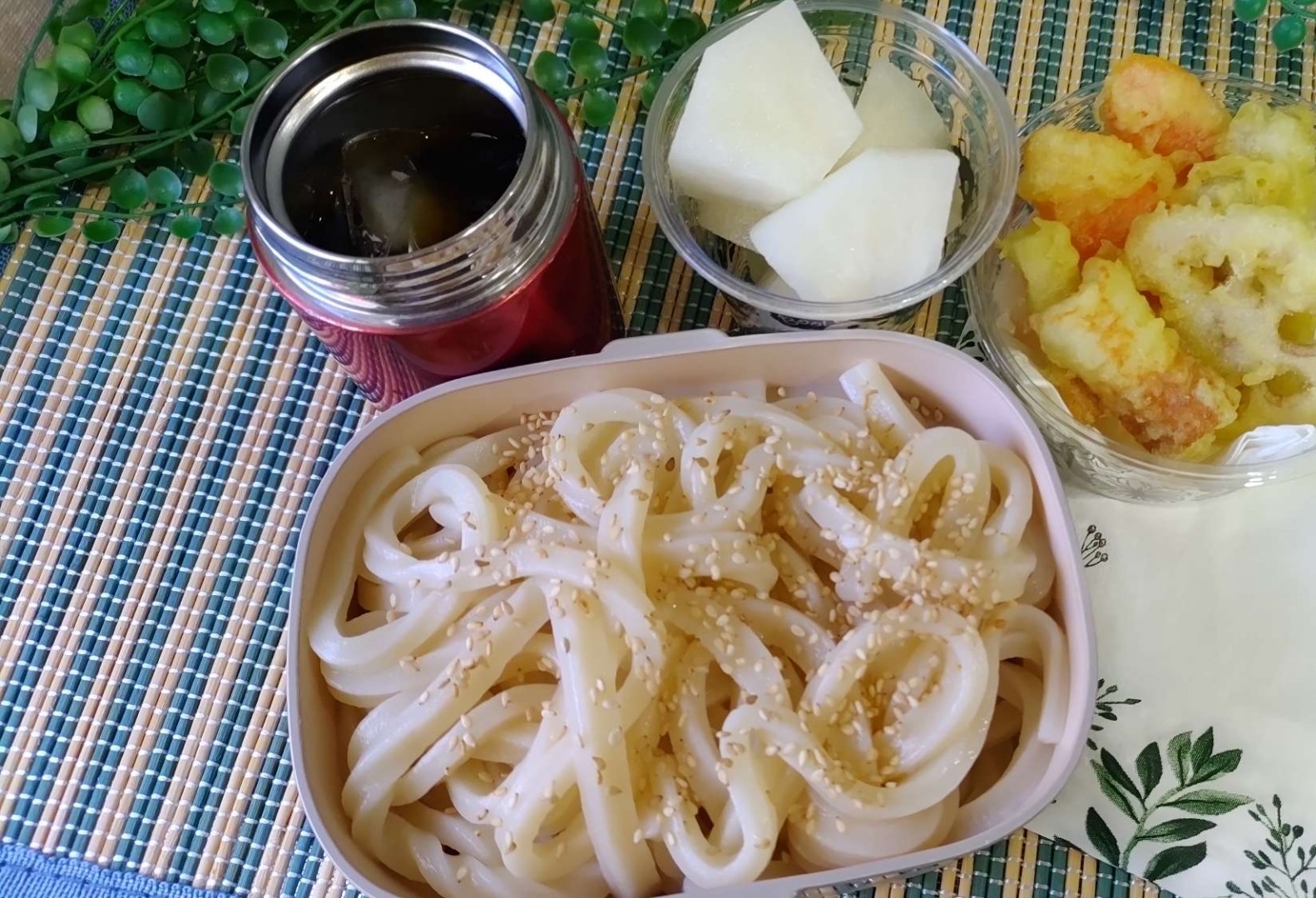 お昼のお弁当　お弁当箱に入ったうどんと、スープジャーに入ったつけ汁　タッパーに入ったおかず