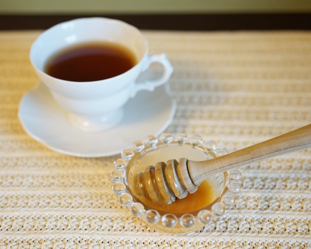 紅茶に入れるマヌカハニーのイメージ