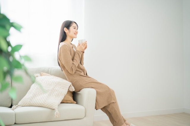 朝にホットドリンクを飲んでリフレッシュする女性