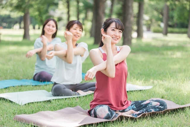 公園でヨガをする女性たち