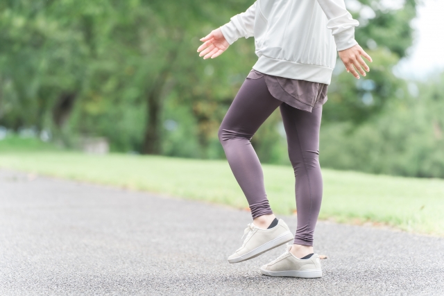 運動のため外に出て歩く女性の足元