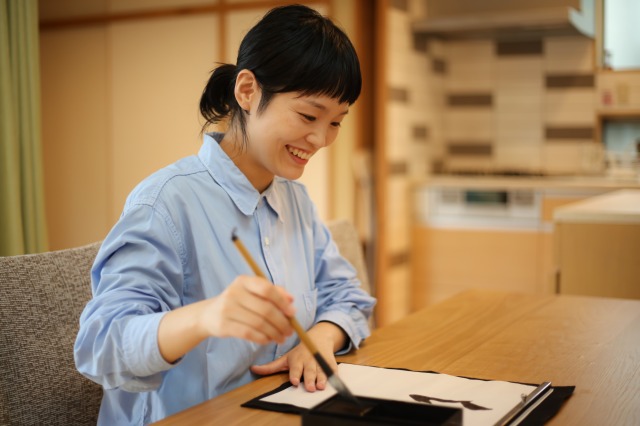 自宅で書道を楽しむ女性