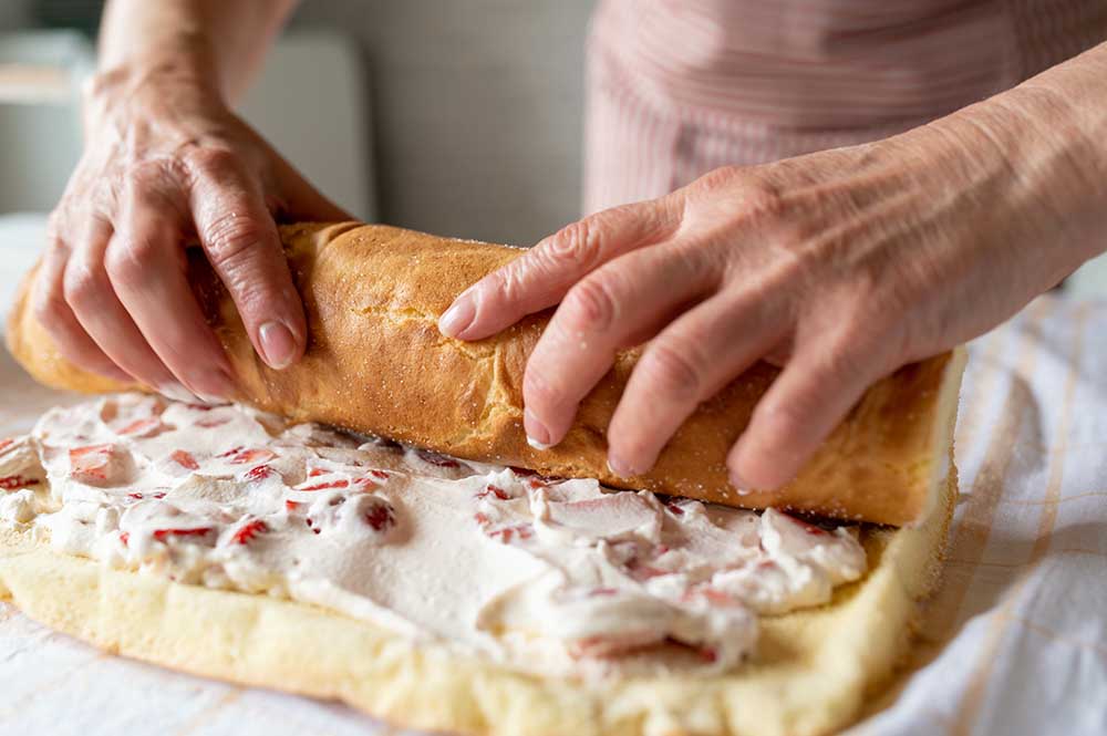 ロールケーキを巻く手