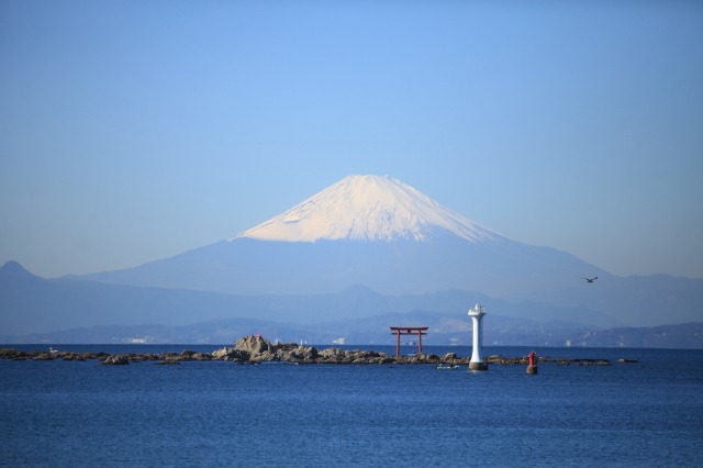 森戸大明神の裏手から見える富士山