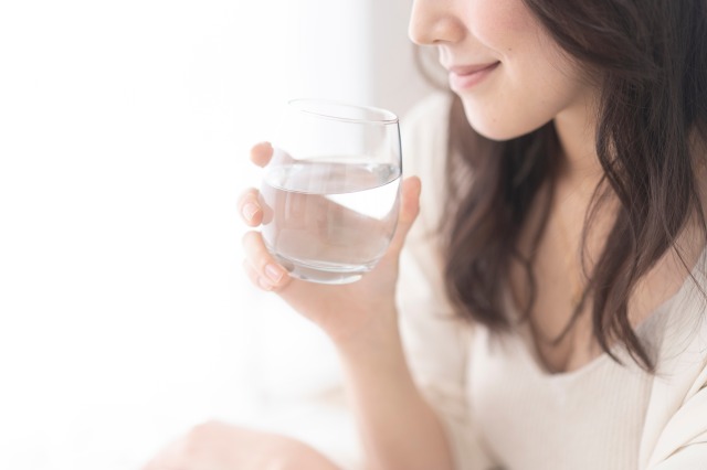 水を飲む女性