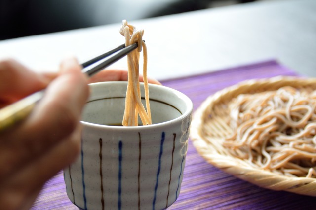 ざる蕎麦　麺を掬う図