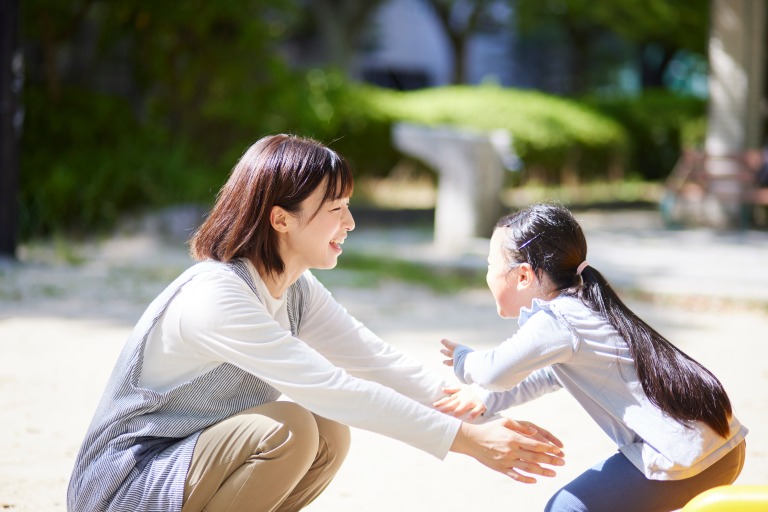 向き合って笑う母と娘