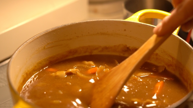 カレー鍋を木べらで混ぜる　調理