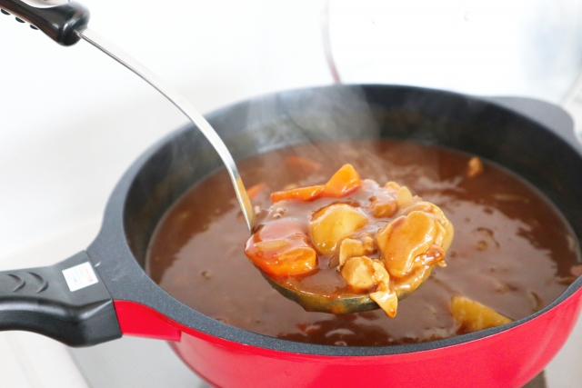 カレー　具材を救っている　調理