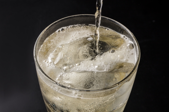焼酎を炭酸で割っている　お酒