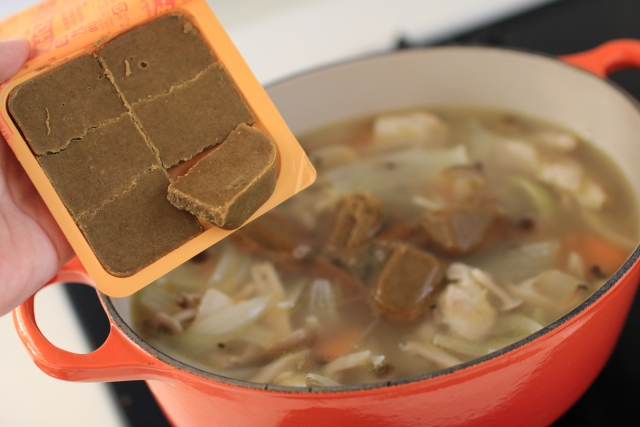 鍋にカレールウを入れる　調理