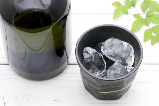 焼酎瓶と氷の入ったグラス