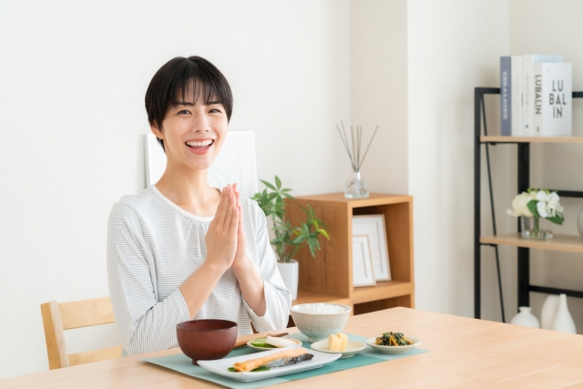 いただきますの挨拶をする笑顔の女性
