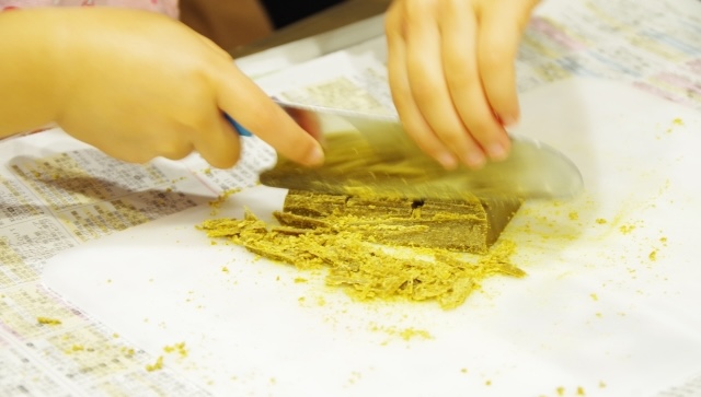 カレー粉を包丁で刻む　調理