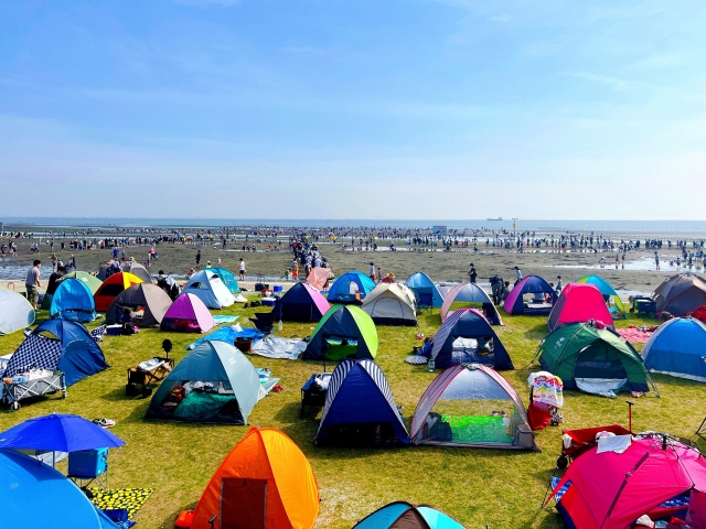 潮干狩り場　テントを張る来場者