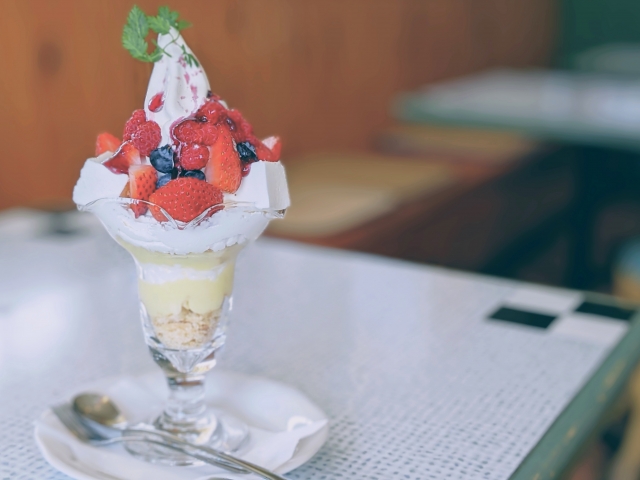 喫茶店のパフェ