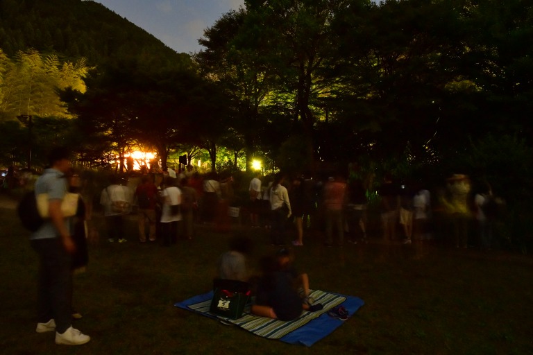 夕やけ小やけふれあいの里の芝生広場