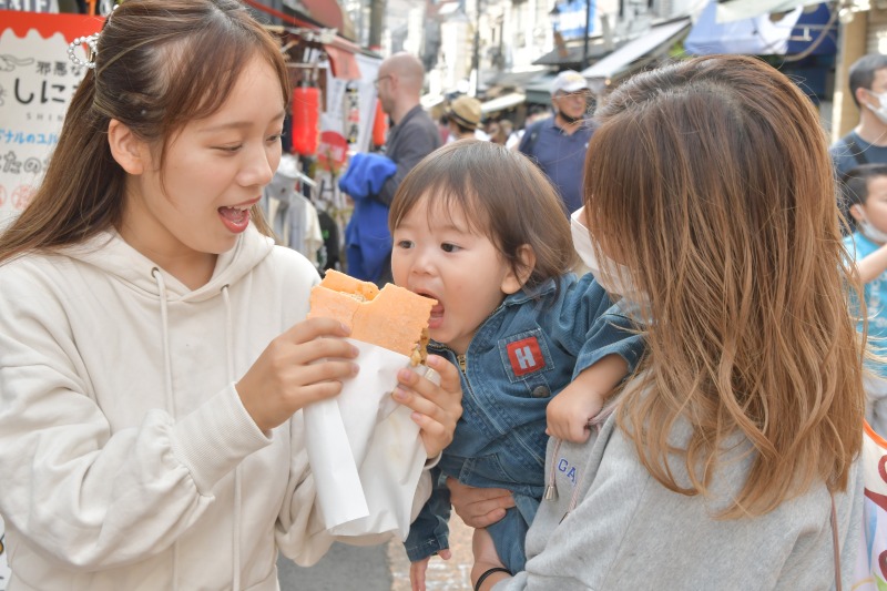 谷中銀座で食べ歩きを楽しむ子供と女性たち