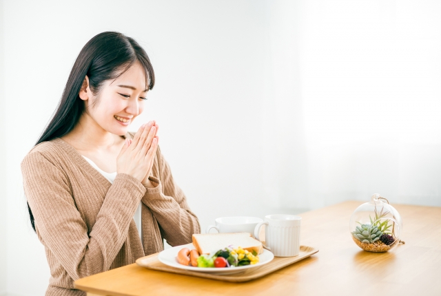 朝食をとる女性