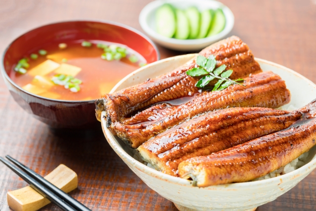 鰻丼と味噌汁　きゅうりの小鉢のセット　うなぎ