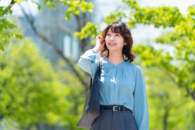 出勤する女性