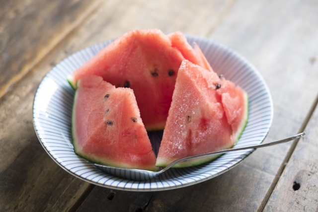 お皿に入ったカットスイカ　夏の風流　フォーク　外