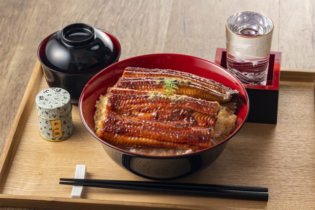 うなぎ　鰻丼と味噌汁、日本酒のセット