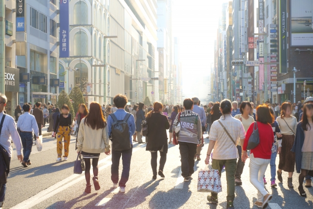 日本　歩行者天国の様子　街中