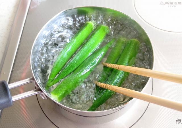 鍋でオクラを茹でる様子　菜箸