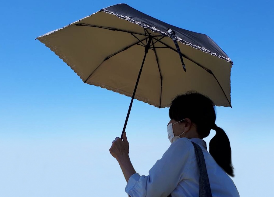 日傘をさす女性　紫外線　熱中症対策