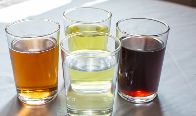 お茶やコーヒー、ジュース、水　4種類の飲み物