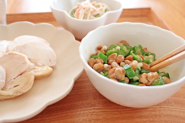 納豆とオクラのおかずと蒸し鶏　ヘルシーな食事